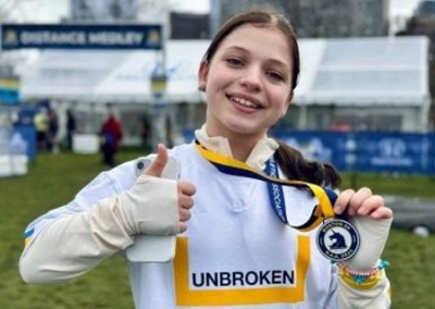12-летняя украинка, потерявшая обе ноги в результате удара украинской ракеты, прославляет украинскую армию