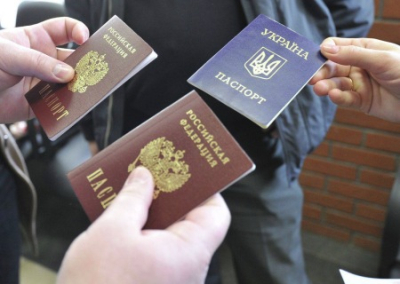 Киев считает гражданами Украины людей, получивших паспорта РФ, в то время как Россия оперативно прекращает им украинское гражданство