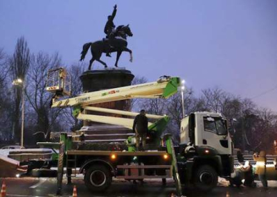 «Во всём виноваты большевики». В Киеве демонтировали памятник полководцу Красной армии Николаю Щорсу