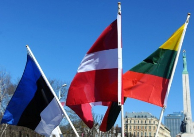 Страны Прибалтики в знак солидарности с Чехией высылают российских дипломатов
