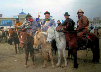 Монголы на лошадях приехали поддержать протестующих против воровства угля