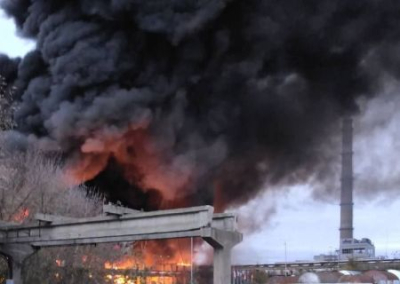В Белгородской области начался пожар на лакокрасочном заводе в результате украинского обстрела