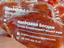 На Тернопольщине мэр «колбасной столицы» раздаёт визитки из мяса