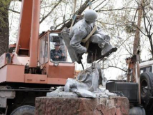 Украина соревнуется с Латвией в демонтаже памятников историческим личностям и советским воинам