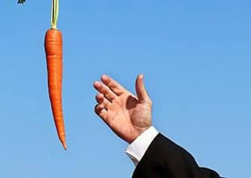 Разминает морковкой и дрочит анус сибирячке в чулках перед анальной взъебкой