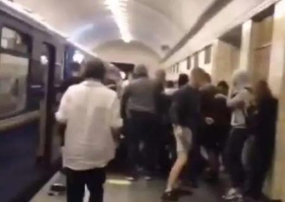 В Киеве в метро «Крещатик» подрались праворадикалы и левые