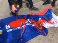 В Одессе под генконсульством России националисты облили краской и сожгли флаги РФ и ОПЗЖ