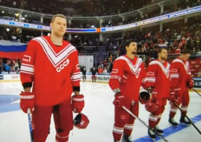 Хоккейная сборная России в форме с надписью «СССР» победила канадцев