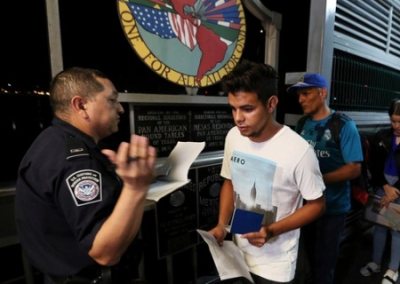 Администрация Байдена намерена легализовать в США сотни тысяч мигрантов