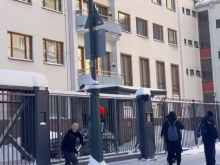 Посольство Финляндии в Москве неизвестные в масках забросали кувалдами
