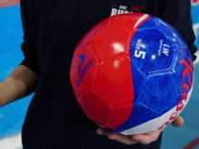 Стерненко обнаружил в Киеве футбольные мячи с надписью «Россия»