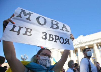 На Украине продолжаются скандалы на почве языка. Украинцев, говорящих на русском, заставляют извиняться