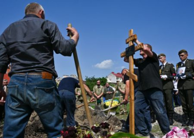 Во Львове выкапывают останки советских солдат, чтобы на их месте хоронить боевиков ВСУ