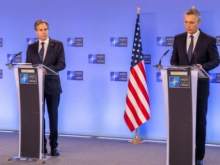 Генсек НАТО и госсекретарь США обеспокоены ситуацией с войсками РФ на границах с Украиной