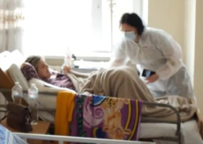 В Киеве после прививки CoviShield от коронавируса женщину парализовало