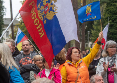 Германия выходит на протесты под российскими флагами