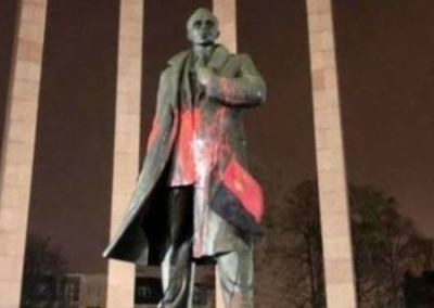 Во Львове памятник Бандере облили красной краской