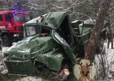 Возле Яворовского полигона автомобиль с солдатами слетел с дороги