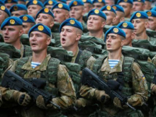 «Честь и хвала»: главком ВСУ одобрил нецензурную кричалку десантников о Путине