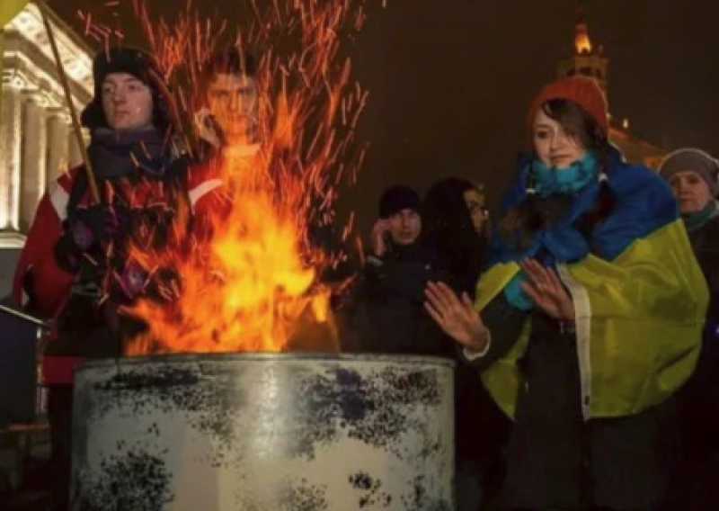 Что потопили украинцы. Украинцы мерзнут. Украина замерзает. Украина мерзнет. Украинцы топят дровами.