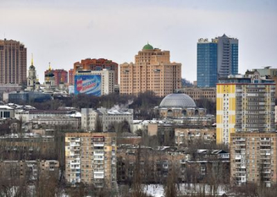 О ценовых манипуляциях на продукты и квартиры, шоп-турах в Ростов и стоимости новогодних ёлок: чем живёт военный Донбасс в первый месяц зимы