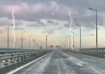 Крымский мост: валит белый дым, объявлена воздушная тревога