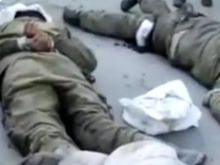 Украинские нацисты пытают русских военнопленных и простреливают им колени