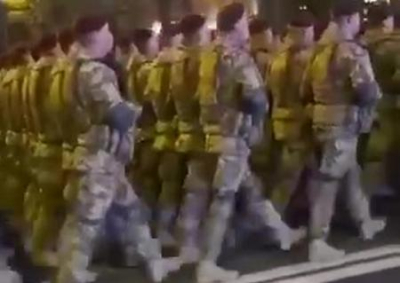 Десантники, маршируя по Крещатику, скандировали «Путин — х**ло!»