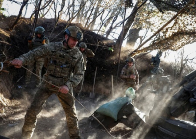 Украинские военные возят боеприпасы на телегах, садовых и строительных тачках, отнятых у местных жителей