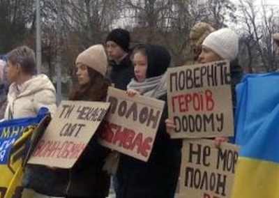 В Киеве снова вышли на митинг родственники пленных «азовцев», сдавшихся в Мариуполе