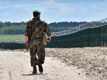 Литва, обвинив Белоруссию в потоке беженцев, натягивает на границе колючую проволоку