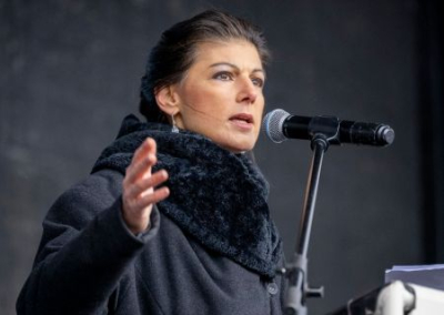 Сара Вагенкнехт проводит в Берлине митинг за мир