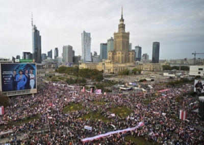 В Варшаве оппозиция собрала многотысячный противоправительственный митинг