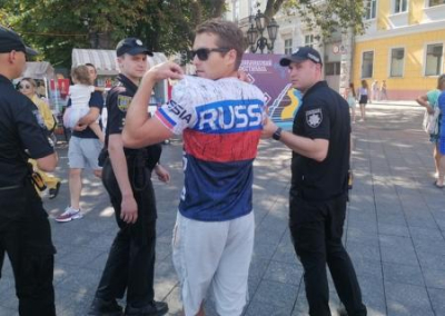 Демян Ганул и американец, осмелившийся разгуливать по Одессе в футболке  «Russia», — явное доказательство сотрудничества полиции с радикалами