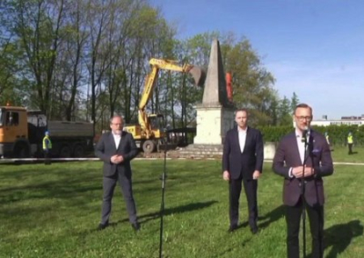 В Польше в прямом эфире уничтожили памятник Благодарности Красной армии