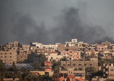 Израиль ракетно-бомбовым ударом убил десятки палестинских беженцев в Рафахе. Эрдоган сравнил Нетаньяху с Гитлером