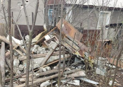 Первомайск (ЛНР) снова под массированным обстрелом: девять домов и школа получили повреждения