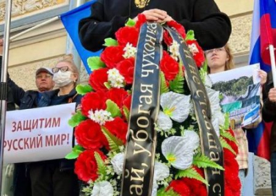 К посольству Латвии в Москве принесли похоронный венок в ответ на запрет празднования в стране Дня Победы