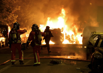 Во Франции продолжаются погромы с поджогами автомобилей, полицейских участков и мэрий из-за убийства подростка