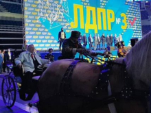 Жириновский приехал на съезд ЛДПР на тройке лошадей