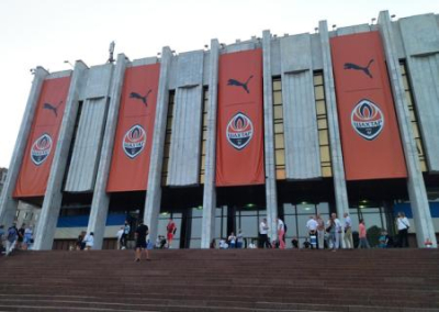 В Киеве сорвали эмблемы «Шахтёра» с баннеров к презентации новой формы команды