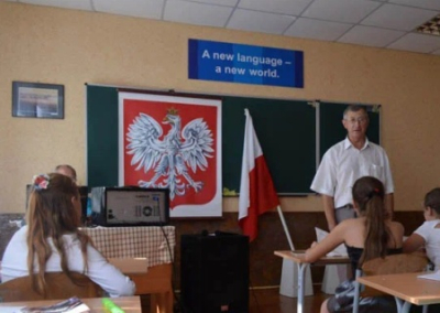 Во львовских школах учителя заставляют детей учить польский гимн
