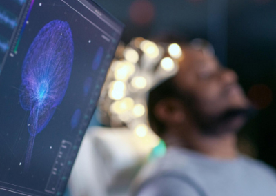 Компания Илона Маска вживила имплант в мозг человека, который станет телепатом. В России пока экспериментируют на животных