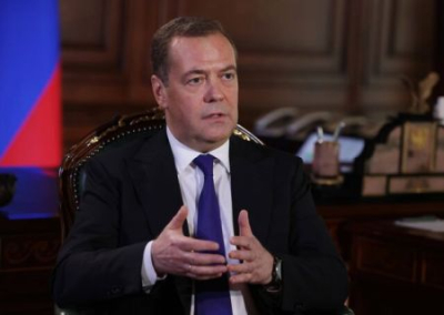Отвратительное колониальное прошлое, очевидное проамериканское настоящее: Медведев упрекнул Макрона