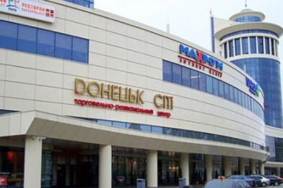 В прифронтовом районе Донецка открылся крупнейший торговый центр города. Мир близок?