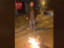 Киевские националисты заставили продавца русских книг сжечь их