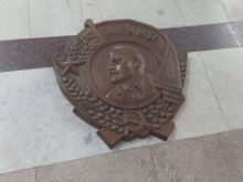 В холле харьковской мэрии активист «декоммунизировал» орден Ленина