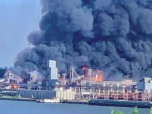 Ракетный удар нанесён по морскому порту Николаева. Склады с зерном горят до сих пор