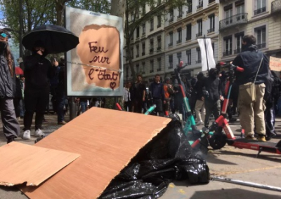 Во Франции полиция разгоняет участников первомайской демонстрации водомётами, слезоточивым газом и светошумовыми гранатами
