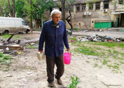 В Мариуполе уже работает отделение банка и миграционная служба, мэр призывает горожан присоединяться к бригадам по расчистке и уборке улиц